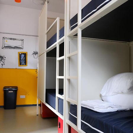 Hostel & Bar De Basis ซโวลเลอ ภายนอก รูปภาพ