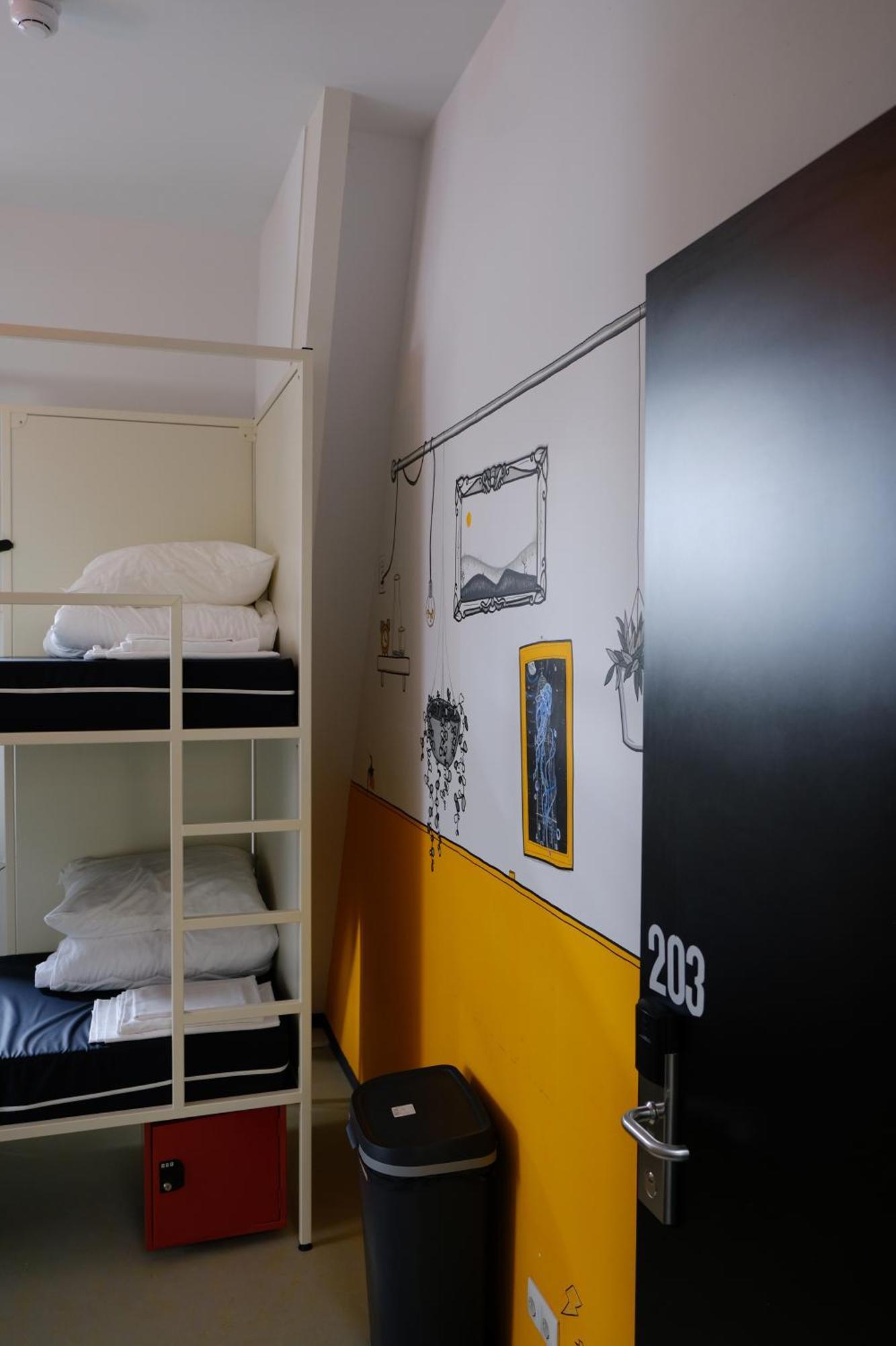 Hostel & Bar De Basis ซโวลเลอ ภายนอก รูปภาพ