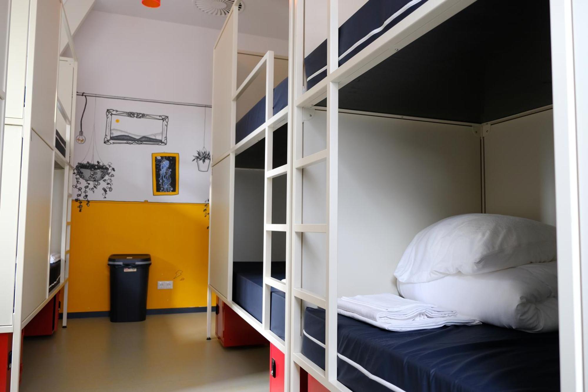 Hostel & Bar De Basis ซโวลเลอ ภายนอก รูปภาพ