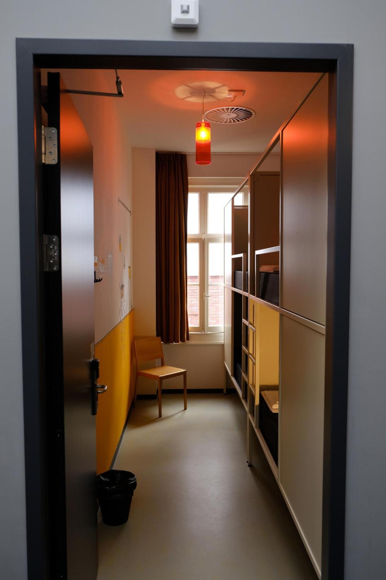 Hostel & Bar De Basis ซโวลเลอ ภายนอก รูปภาพ
