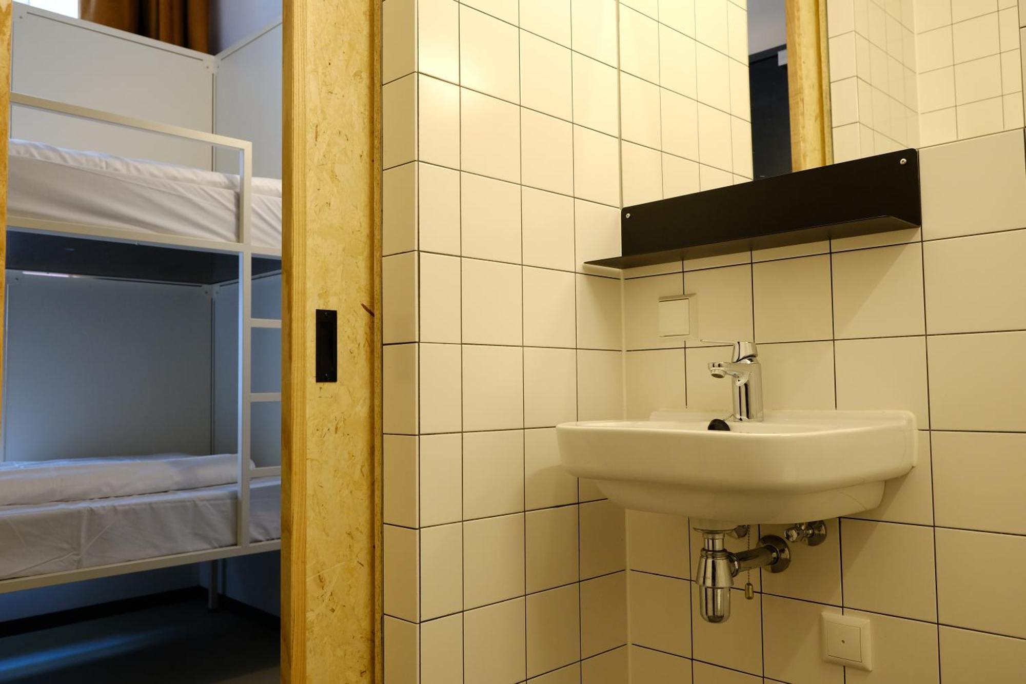 Hostel & Bar De Basis ซโวลเลอ ภายนอก รูปภาพ