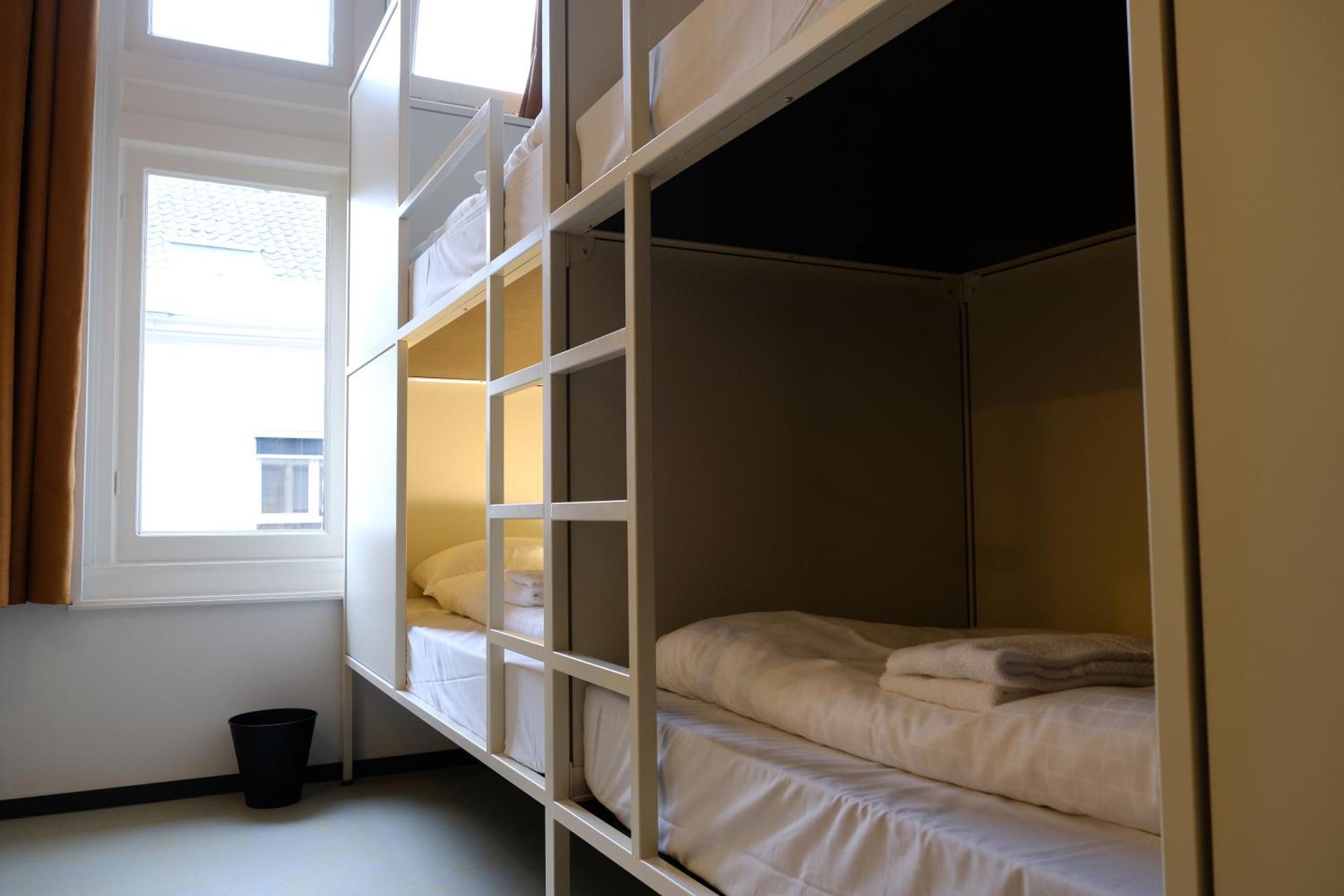 Hostel & Bar De Basis ซโวลเลอ ภายนอก รูปภาพ