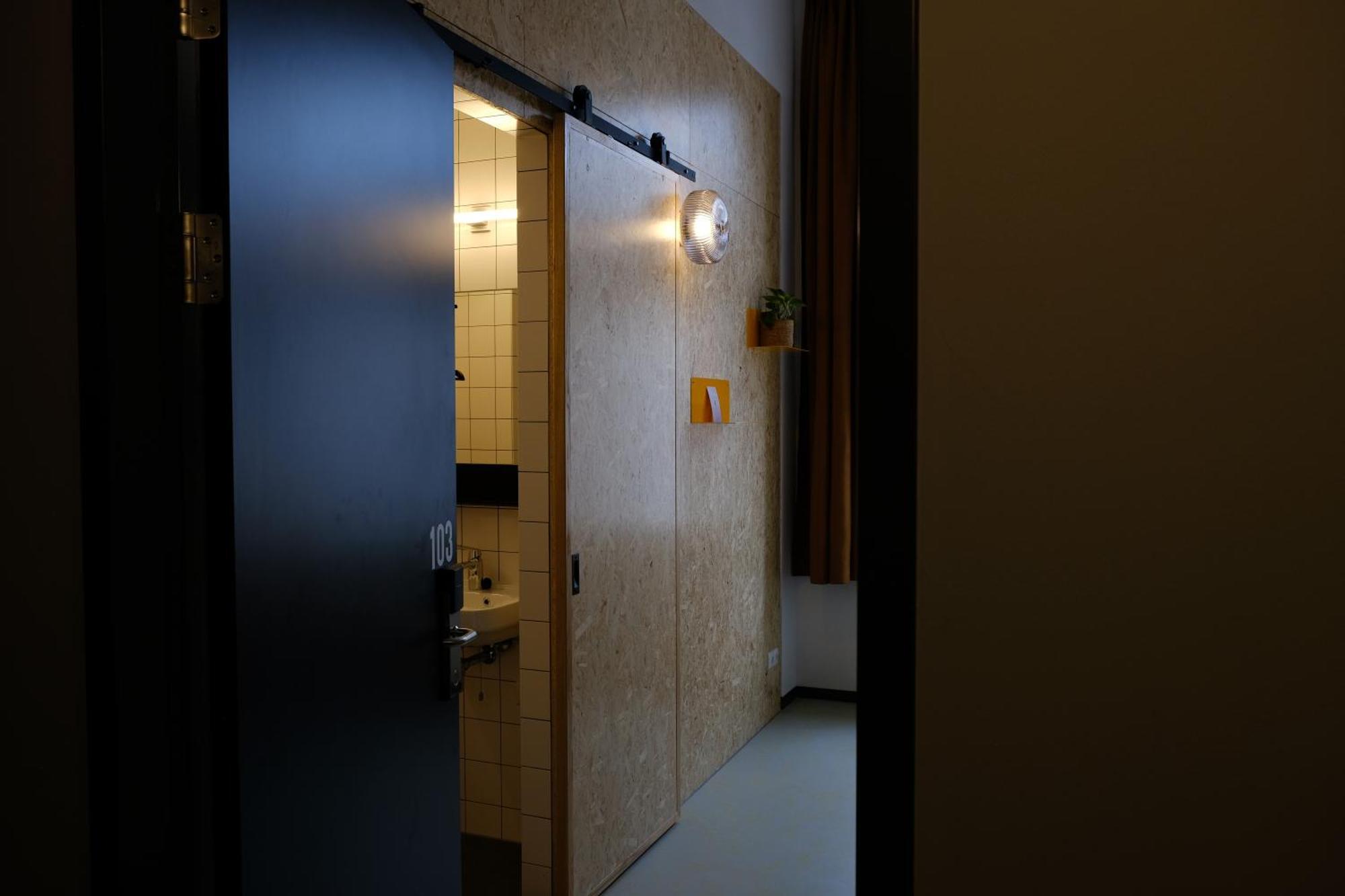 Hostel & Bar De Basis ซโวลเลอ ภายนอก รูปภาพ