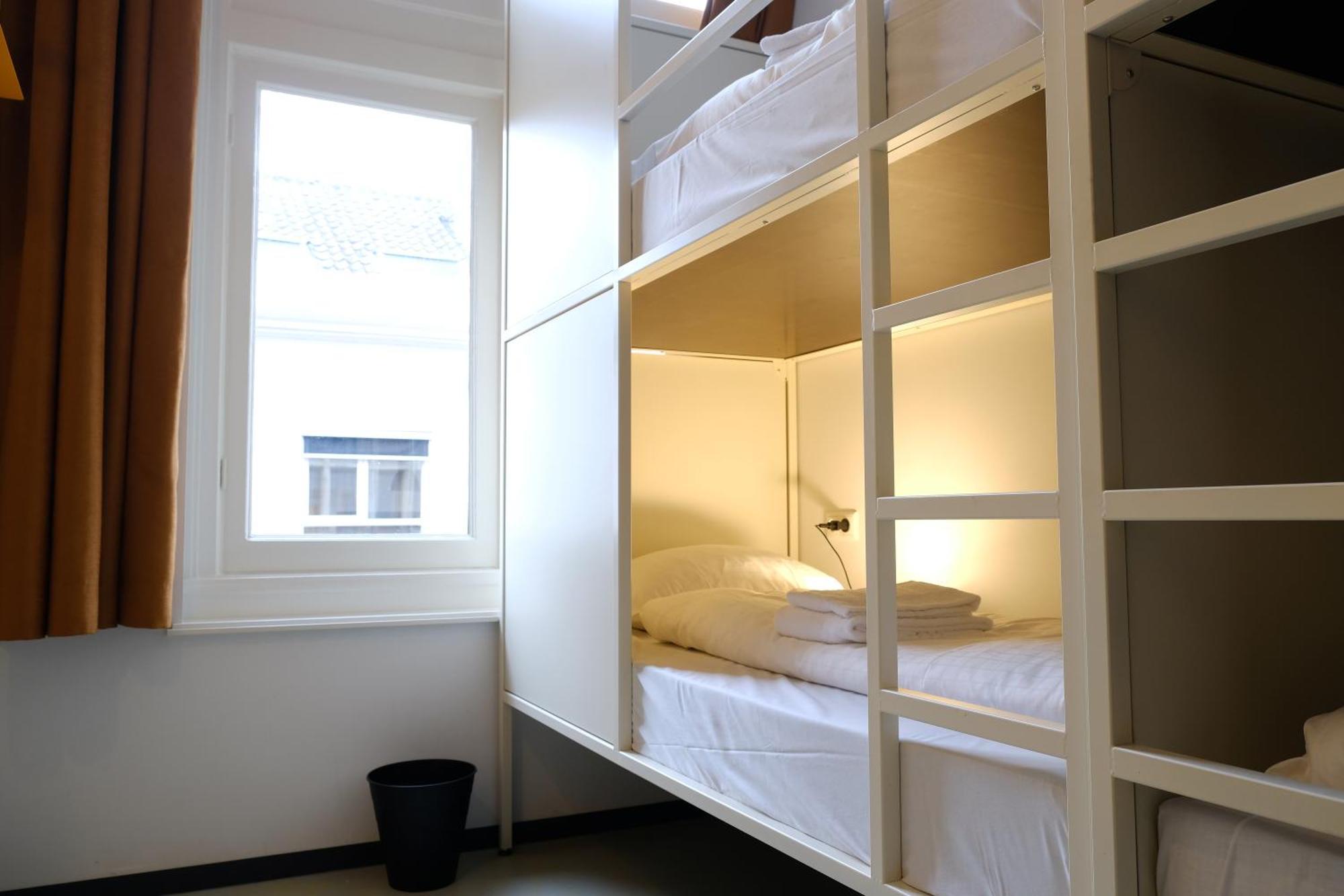 Hostel & Bar De Basis ซโวลเลอ ภายนอก รูปภาพ