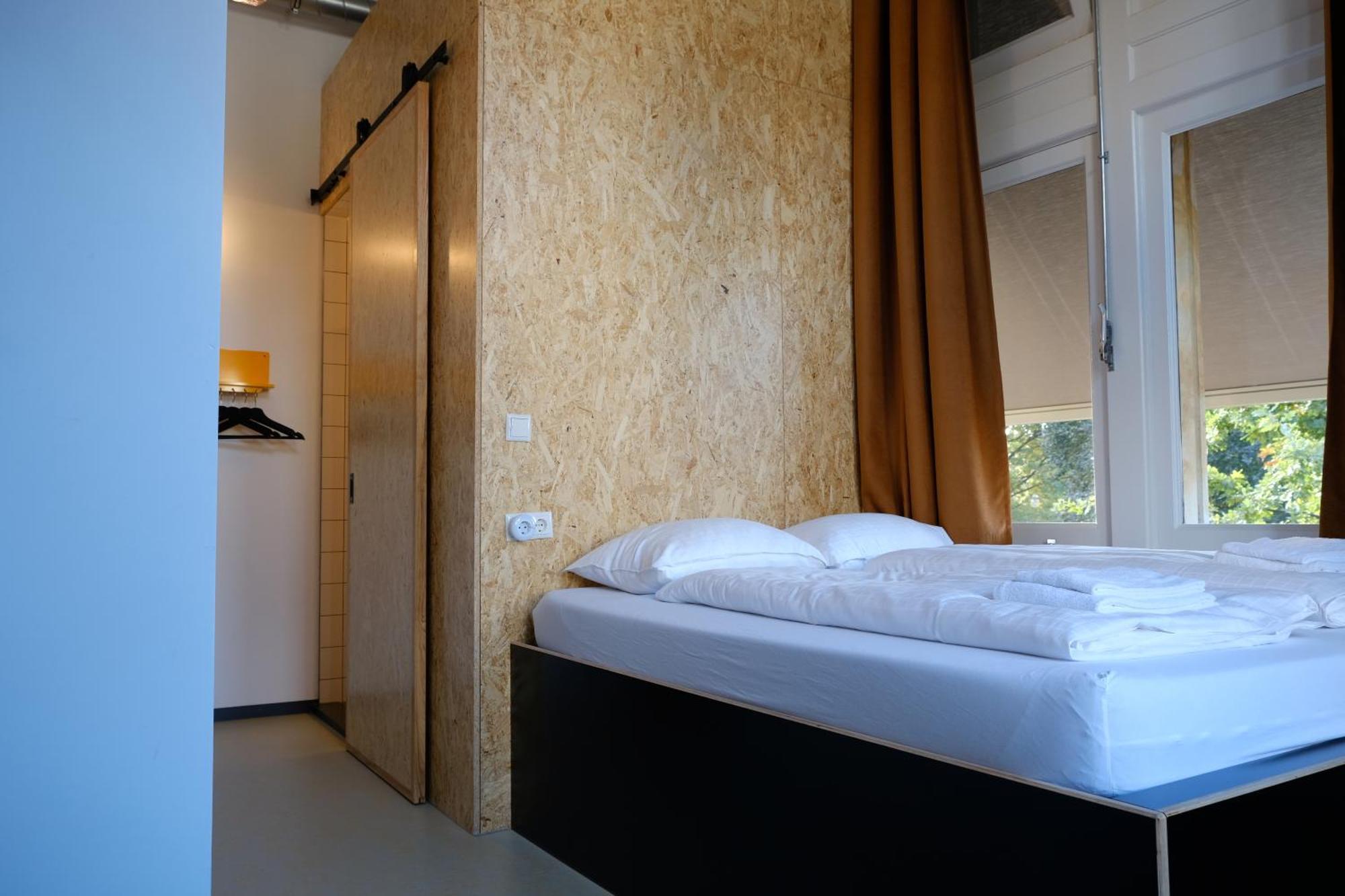 Hostel & Bar De Basis ซโวลเลอ ภายนอก รูปภาพ