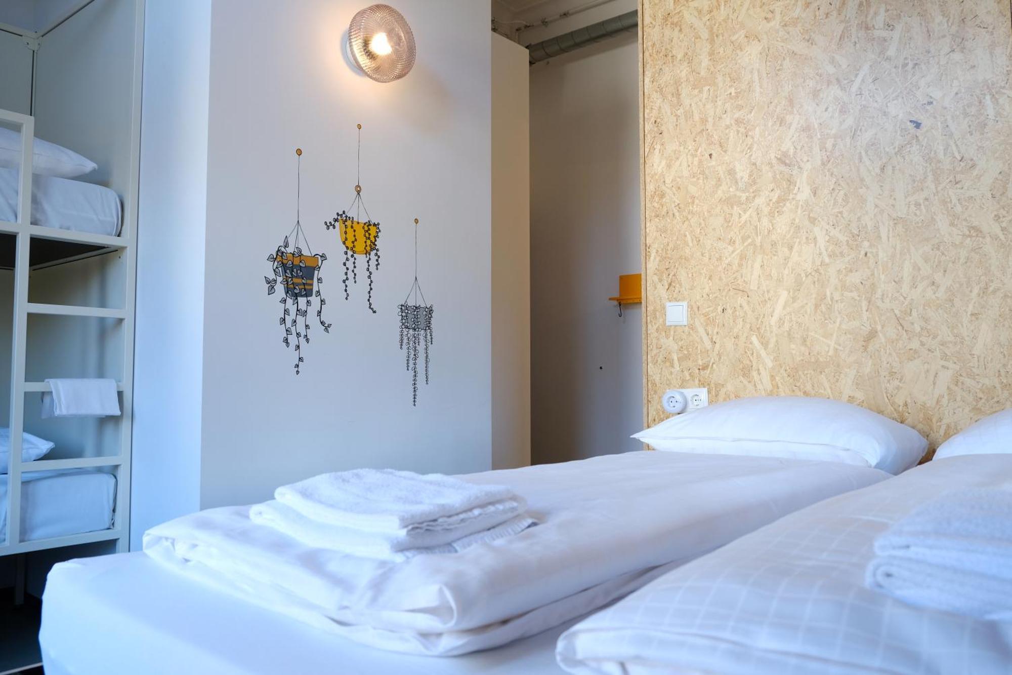 Hostel & Bar De Basis ซโวลเลอ ภายนอก รูปภาพ